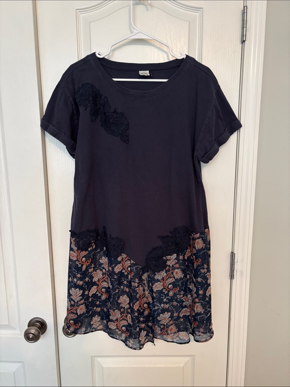 Anthropologie Akemi + Kin Navy Embroidered Floral Tunic Top size Large